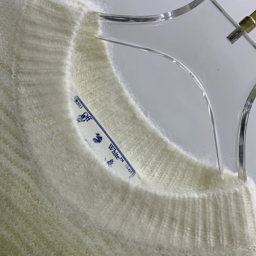 New top tested version OFFWHITE (OW) gradient mohair striped arrow sweater hoodie gradient rendering arrow couple sweater Mohair (English Mohair; Turkish: MUKHYAR) refers to the coat of Angora goats, also known as Angora goat hair. The name comes from Turkish, meaning "the best hair". It has good elasticity, pressure resistance and special luster. It is an excellent raw material for making plush fabrics and one of the most advanced animal textile fiber raw materials in the world market. Mohair has a shape similar to long wool. The fiber surface is smooth, strong luster, high strength, good elasticity, less curl, and easy to wash. Mohair can be used in jacquard blankets, long-haired coats and high-gloss wool fabrics. Mohair sweaters from ow are released every year🛒 The same style and ever-changing colors. There is really no girl who doesn’t love it. It is super suitable for wearing under a down jacket in winter without being bulky! If the lower body is missing, their favorite os version🙋🏻‍♀️ intuitively adds natural softness and fairy beauty effect, which is the best choice! The upper body is lightweight and does not weigh down the body while keeping warm. The sleeves and the gradient arrow parts on the back are repeatedly patterned until the gradient level is satisfied before large-scale products are released. The craftsmanship is extremely demanding. Each sweater is woolen at least ten times to give it a plush, thick feel and good fluffiness! ✅ Fabric composition: 50% mohair 32 spandex 18% wool, three-level anti-pilling Color: black and white gradient Sizes Mohair is lighter and softer, so be careful not to machine wash it, not machine washable! ! emphasize! !  ⚠️Hand wash with warm water and cold water P:440
